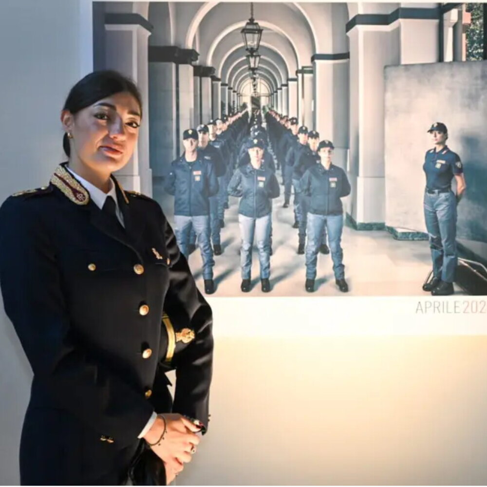 'La persona dietro la divisa', presentato il calendario della Polizia di Stato 2026