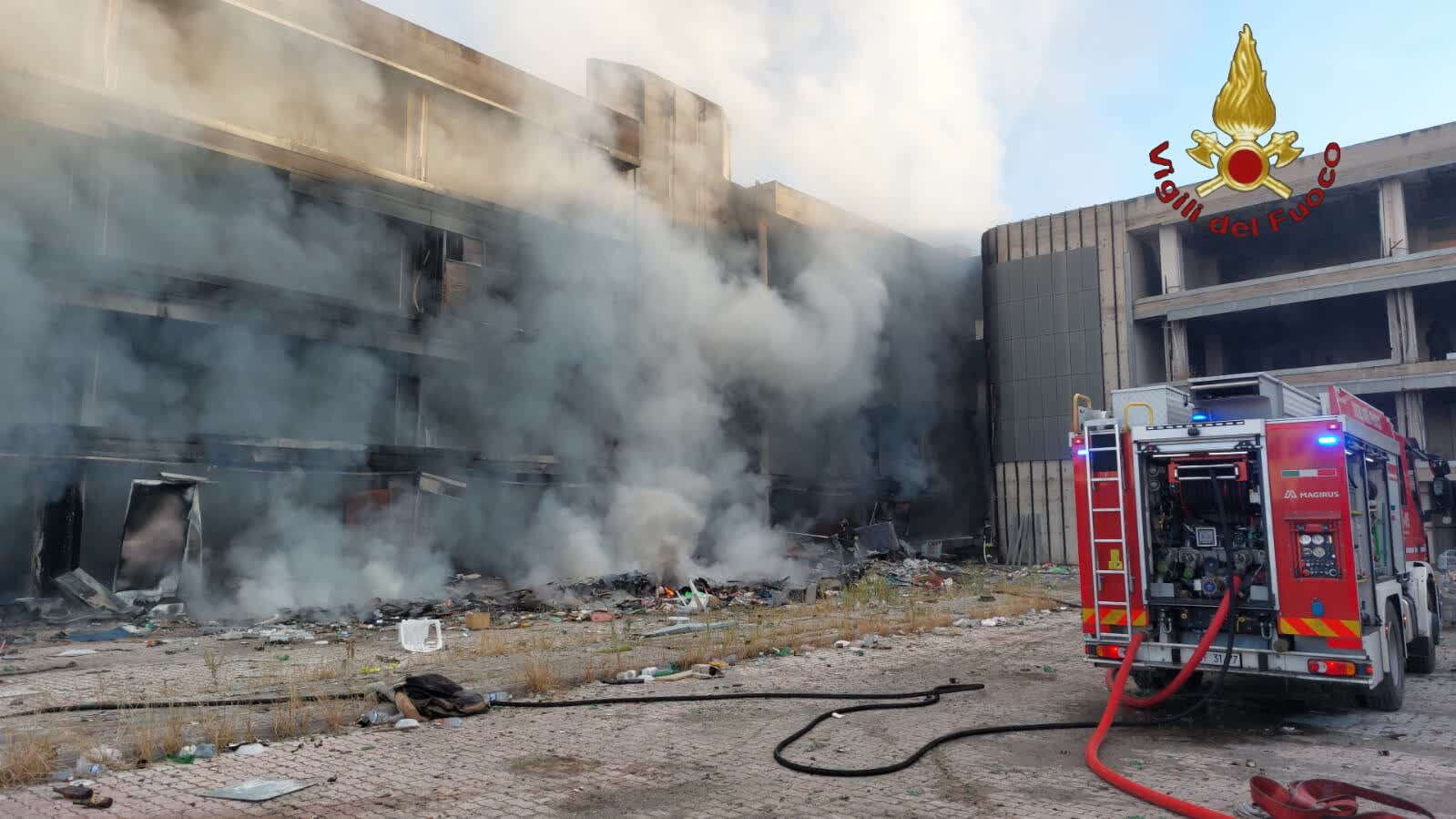 Incendio in un edificio occupato a Roma, si lancia dalla finestra per sfuggire alle fiamme