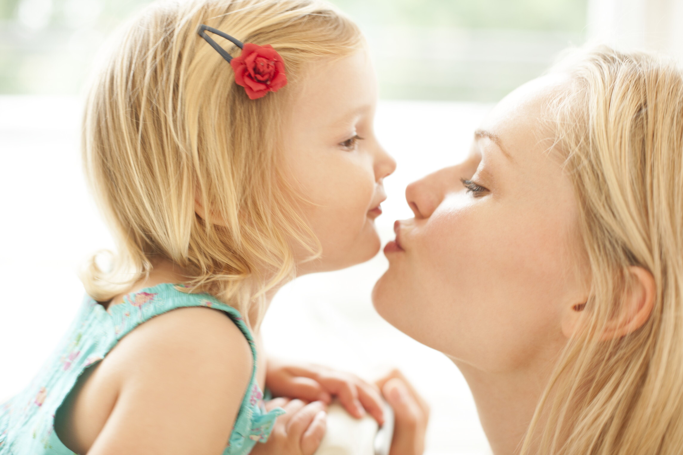 C'è un legame tra la ‘malattia del bacio’ e la sclerosi multipla nei bambini