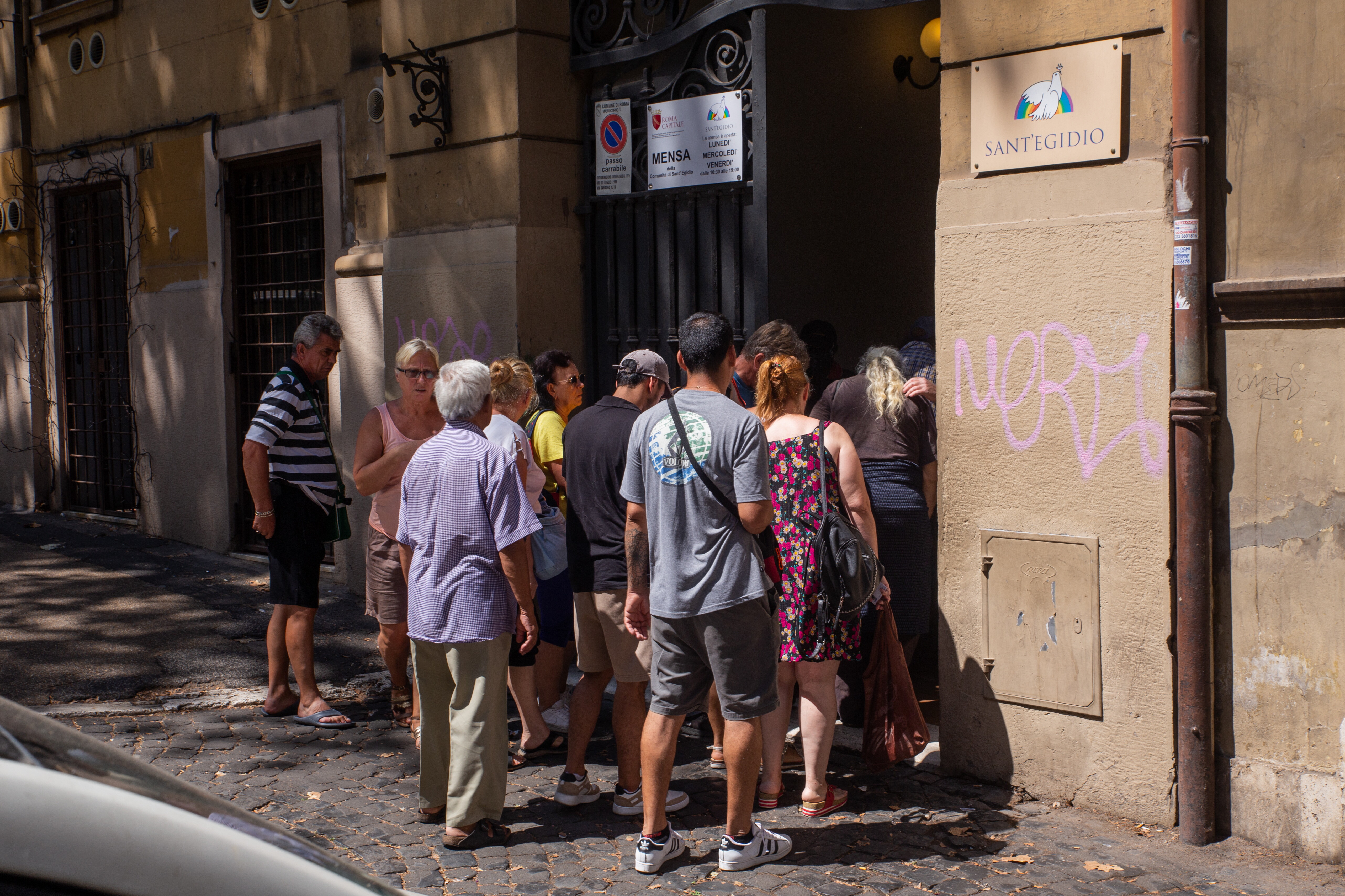 Cresce la povertà a Roma, "città di cristallo"