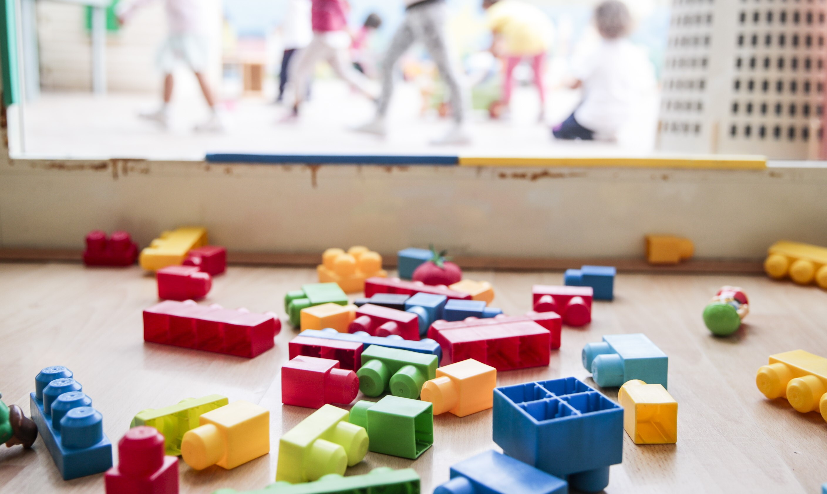 Tragedia in un asilo dell’Aretino: morto bambino di due anni durante il gioco all’aperto