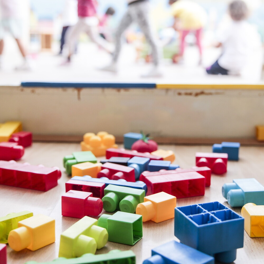 Tragedia in un asilo dell’Aretino: morto bambino di due anni durante il gioco all’aperto