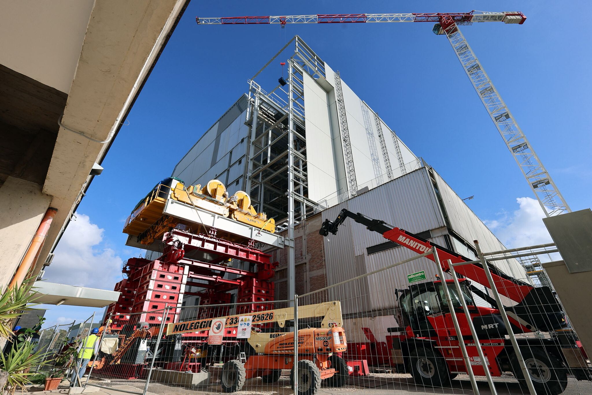 Nella centrale nucleare di Latina arriva la gru speciale