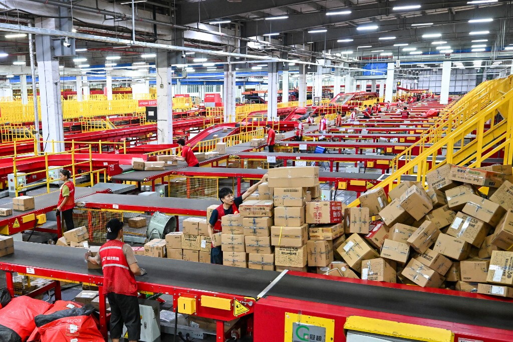 Una tassa per i pacchi fast fashion. L'Ue propone 2 euro