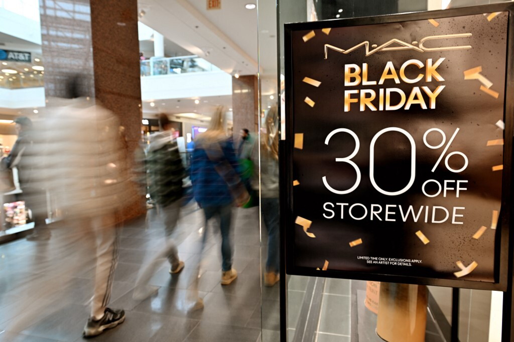 Black Friday, gli italiani primi spendono più di tutti