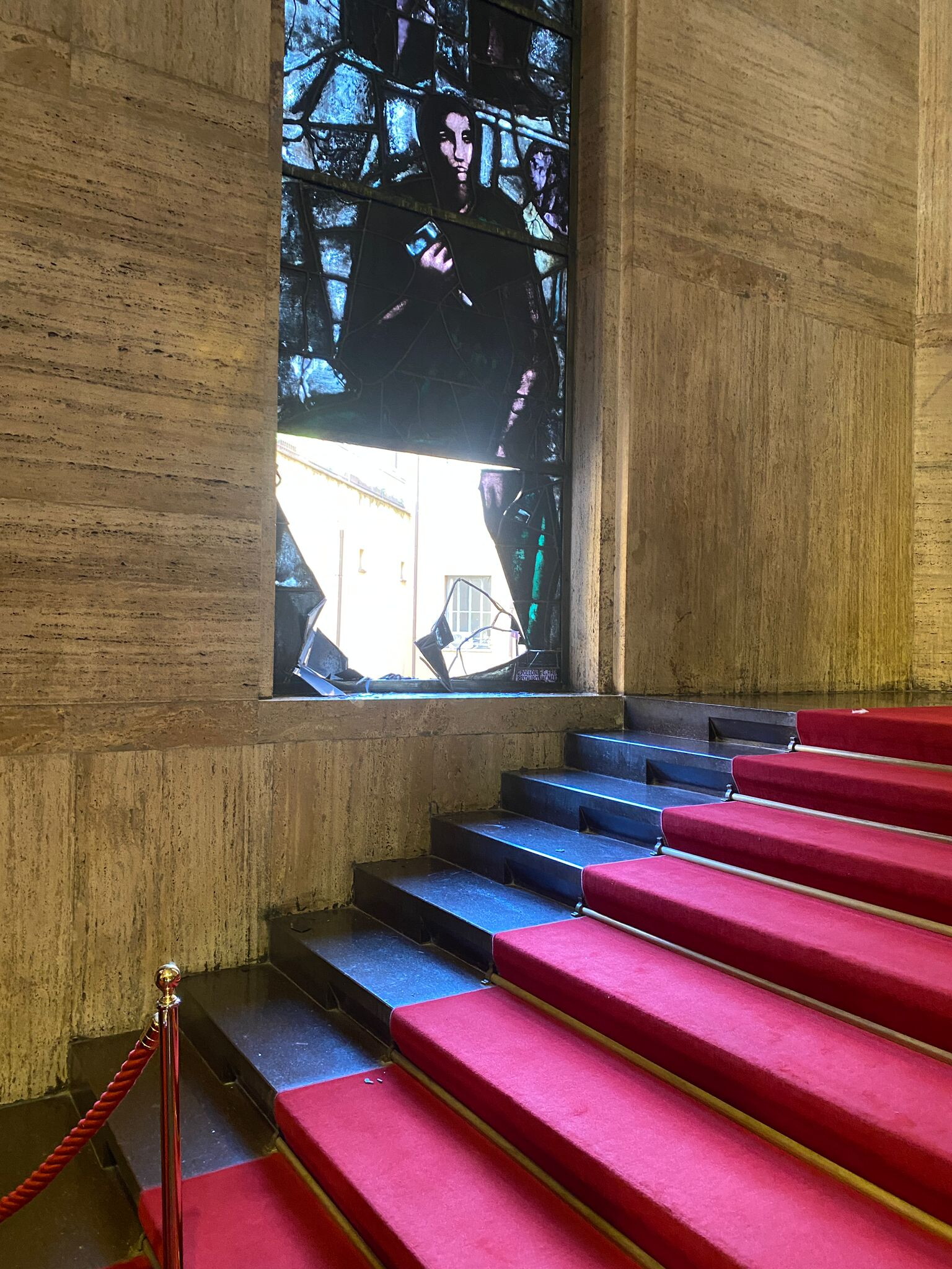 L’assessore sardo Emanuele Cani inciampa e distrugge una vetrata del Sironi al Mimit