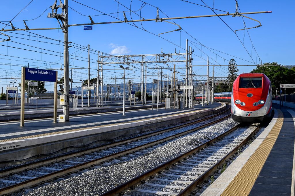 Caos treni dalla Calabria, ritardi fino a 8 ore dopo l'investimento di una persona