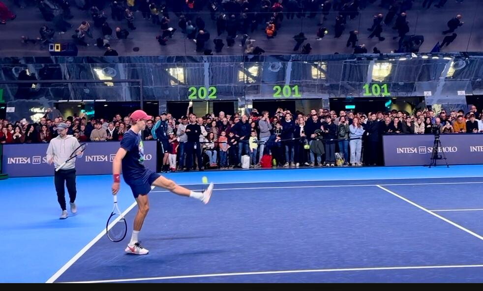 Atp Finals: il palleggio (coi piedi) di Sinner fa impazzire i fan