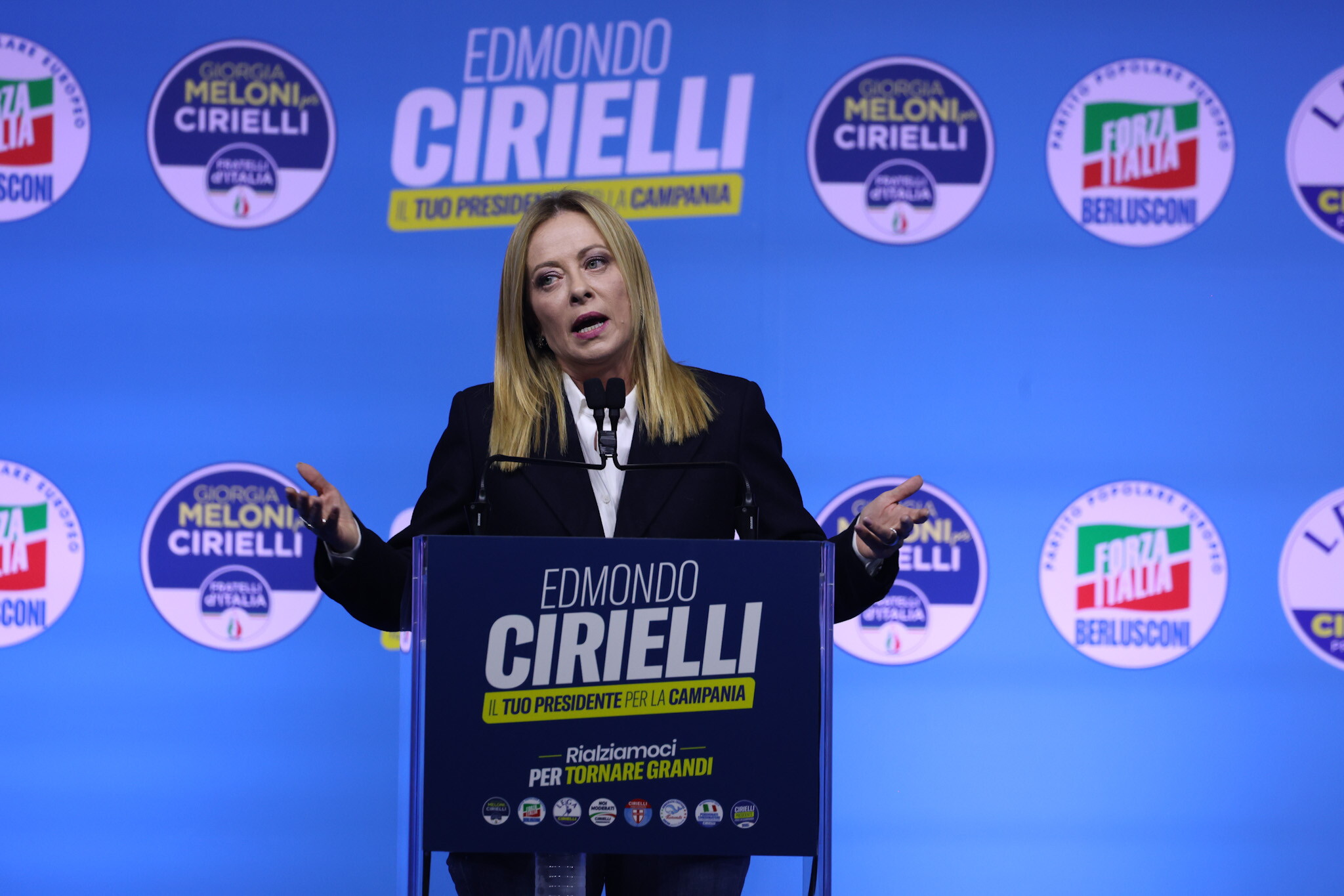 Meloni lancia Cirielli e attacca De Luca e Fico: “Basta fritture di pesce e voltagabbana”
