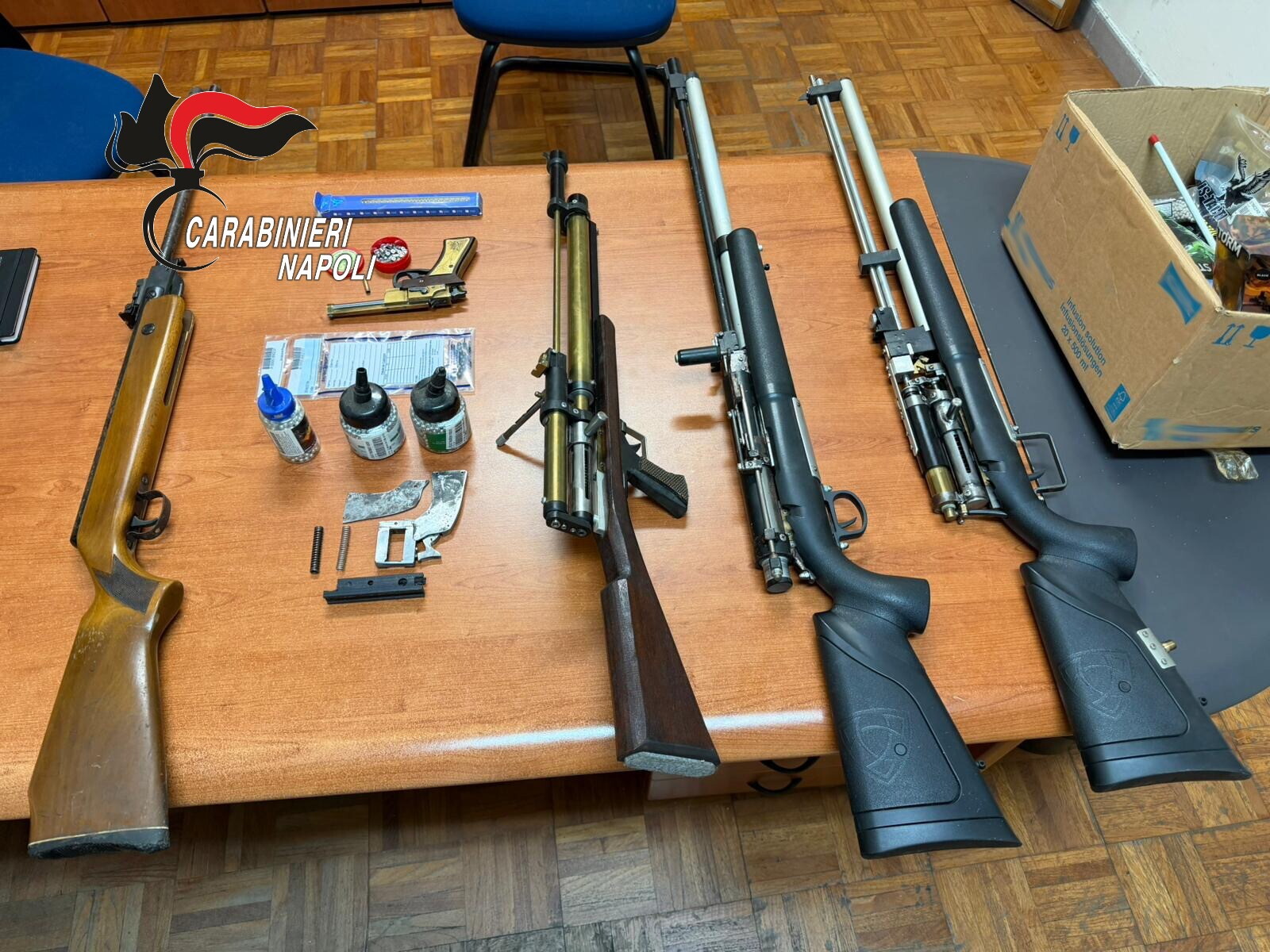 Esce sul tetto della sua casa e spara con il fucile contro le auto in sosta nel Napoletano