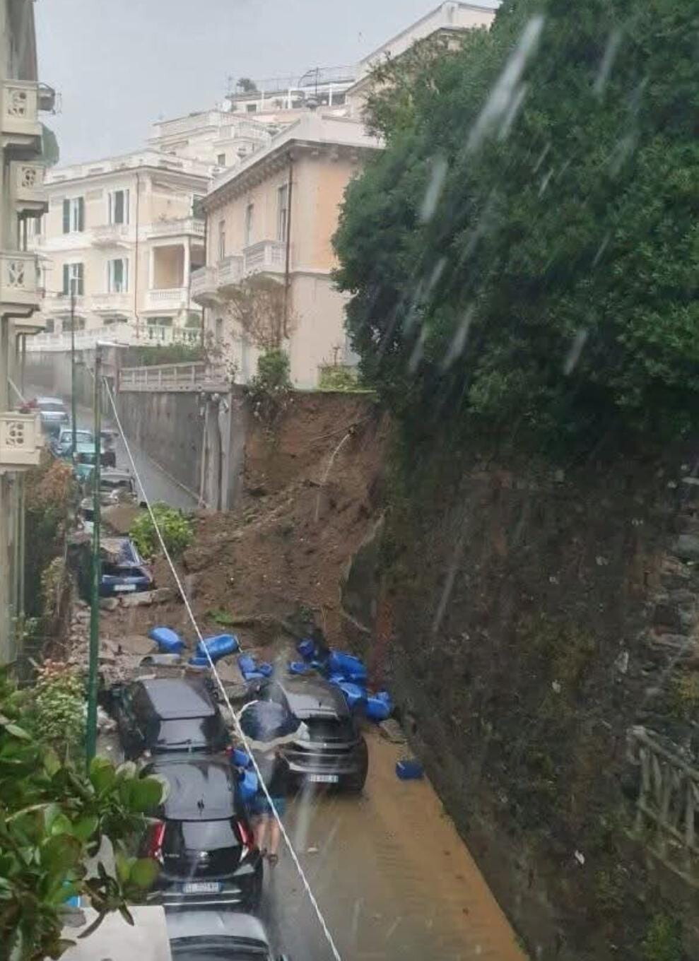 Maltempo, a Genova, esonda rio Fegino e crolla un muraglione