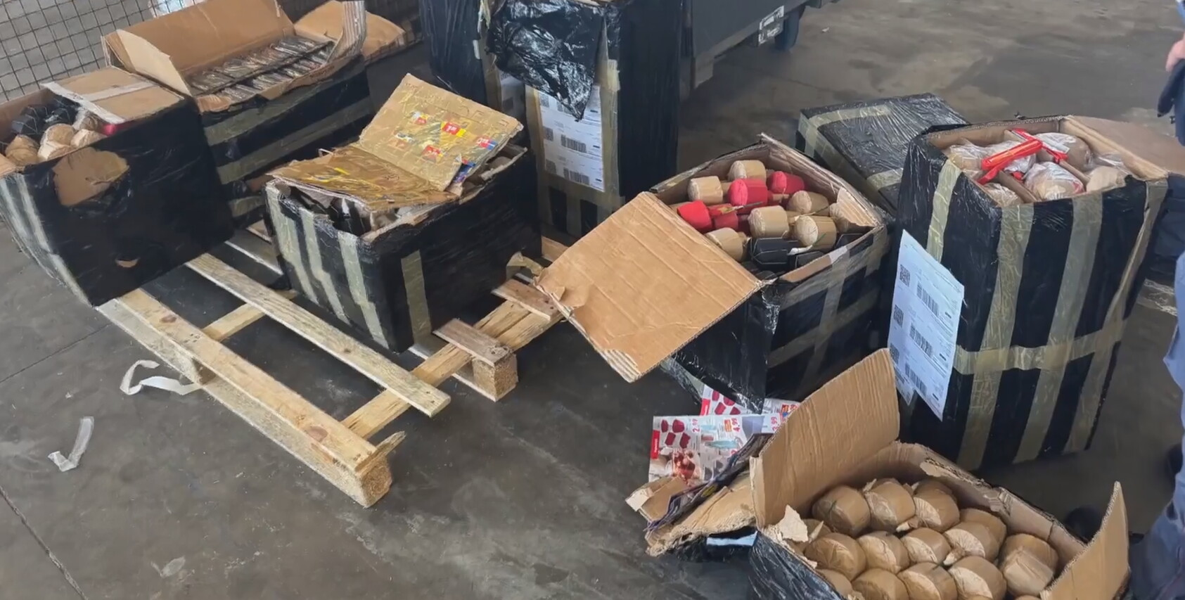 Bombe carta spedite con il corriere, maxi sequestro a Catania