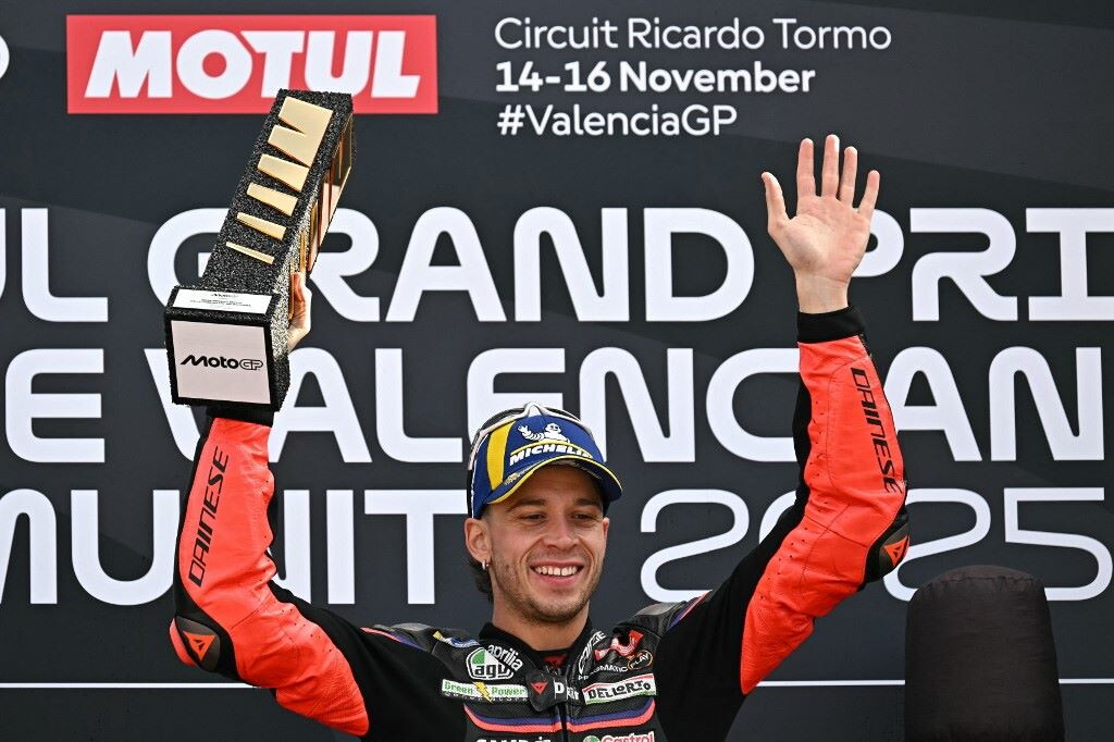 MotoGp, Bezzecchi trionfa a Valencia. Bagnaia subito fuori