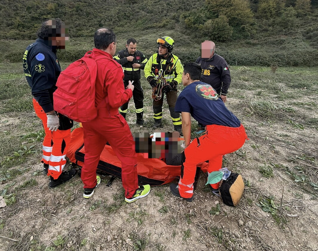 Si ribalta un trattore nel Crotonese, due vittime