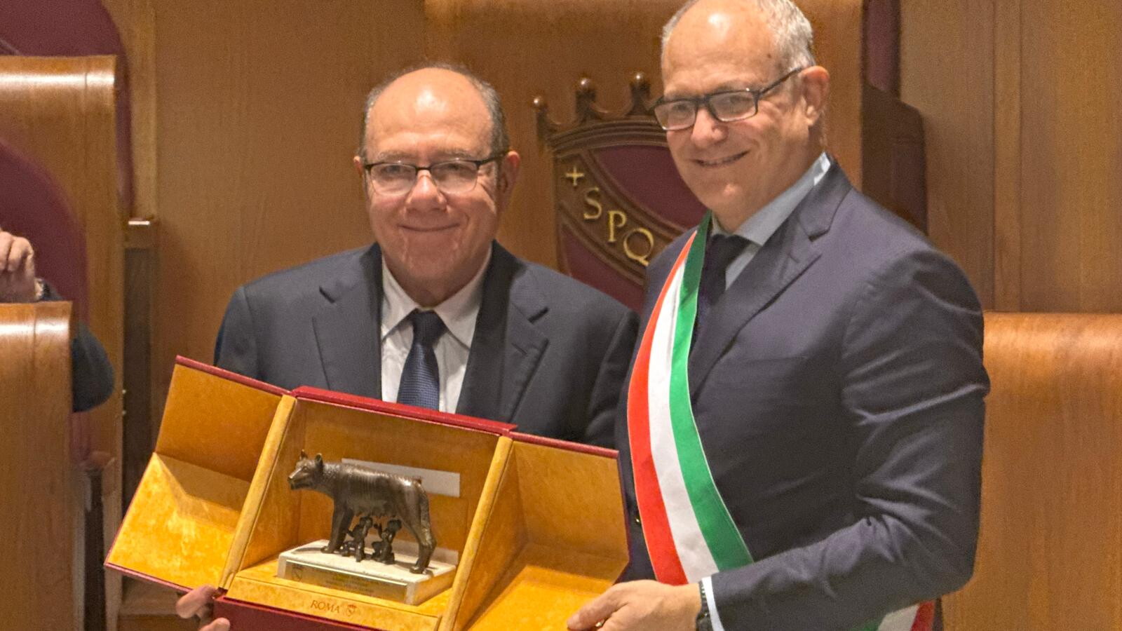 La Lupa Capitolina a Verdone. Gualtieri: "Mi ha dato un bellissimo consiglio"