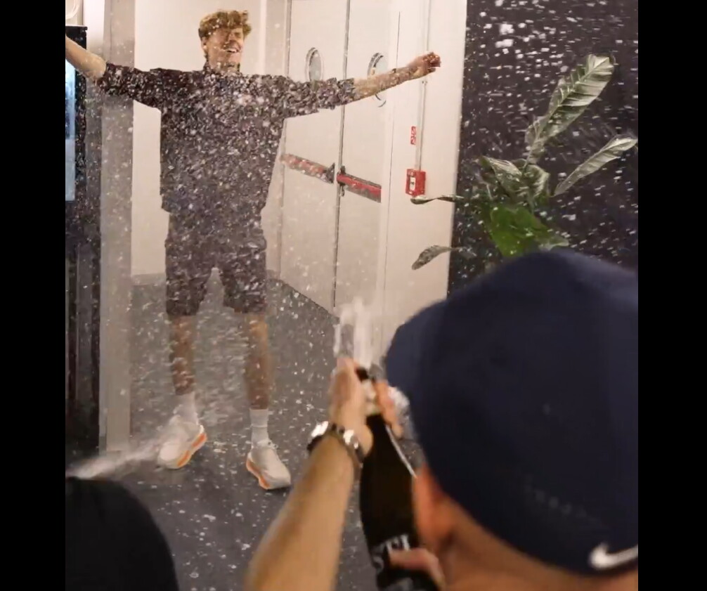 La 'festa con le bollicine' di Sinner fa arrabbiare i produttori di spumante