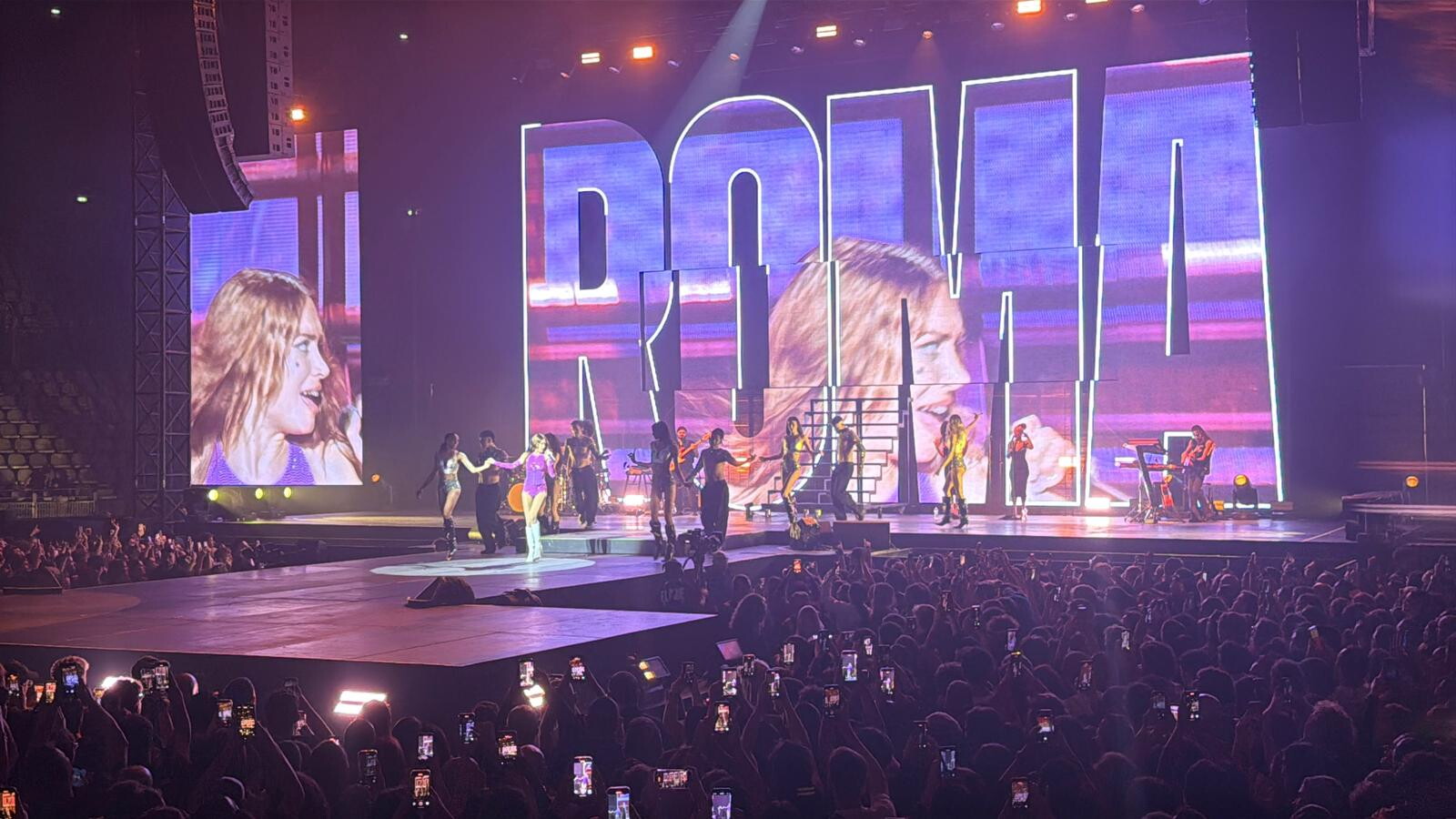 "Sono un po' coatta". E Roma travolge d'affetto Elodie