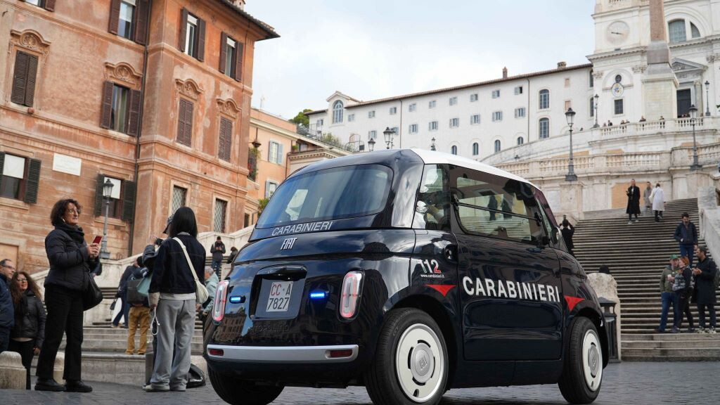 Arriva la Topolino elettrica dei Carabinieri nel centro storico di Roma
