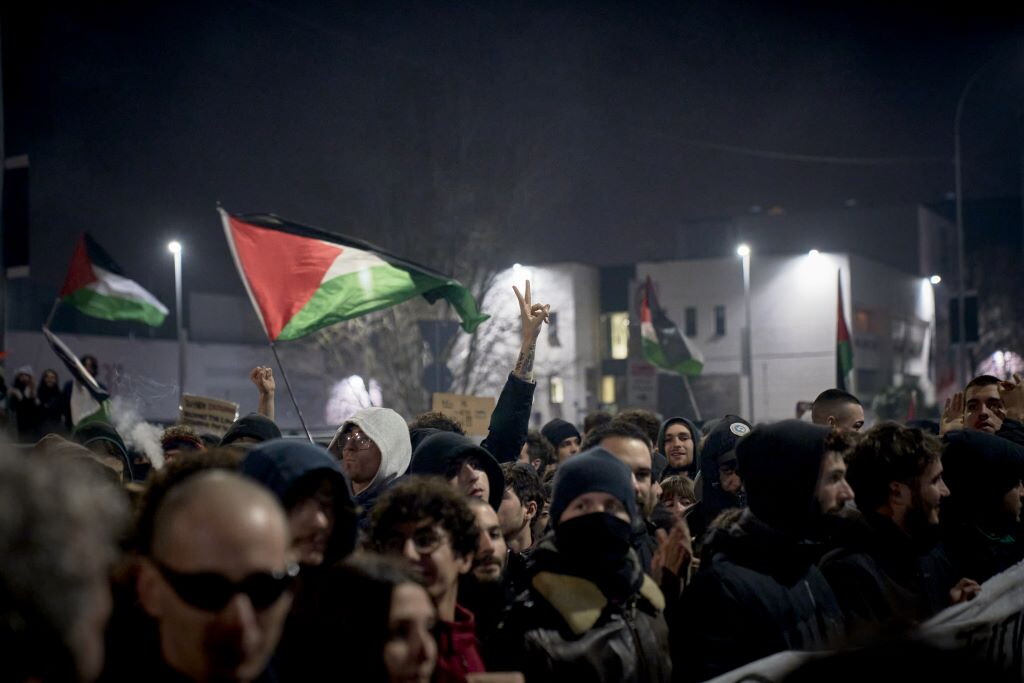 Scontri a Bologna per la partita Virtus-Maccabi, ProPal respinti dalla polizia