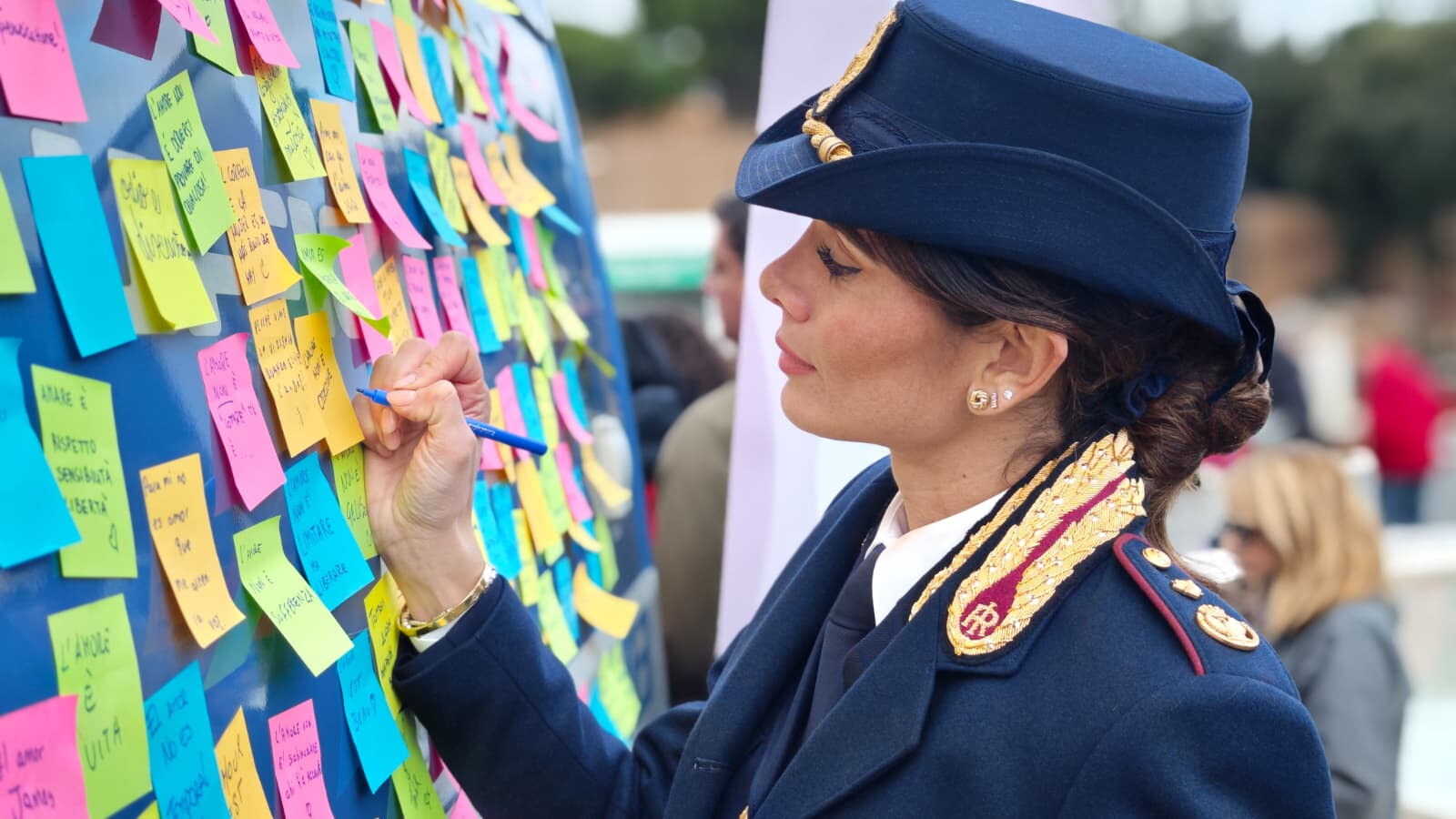 La Polizia in piazza contro la violenza di genere: “Parlare è il primo passo”