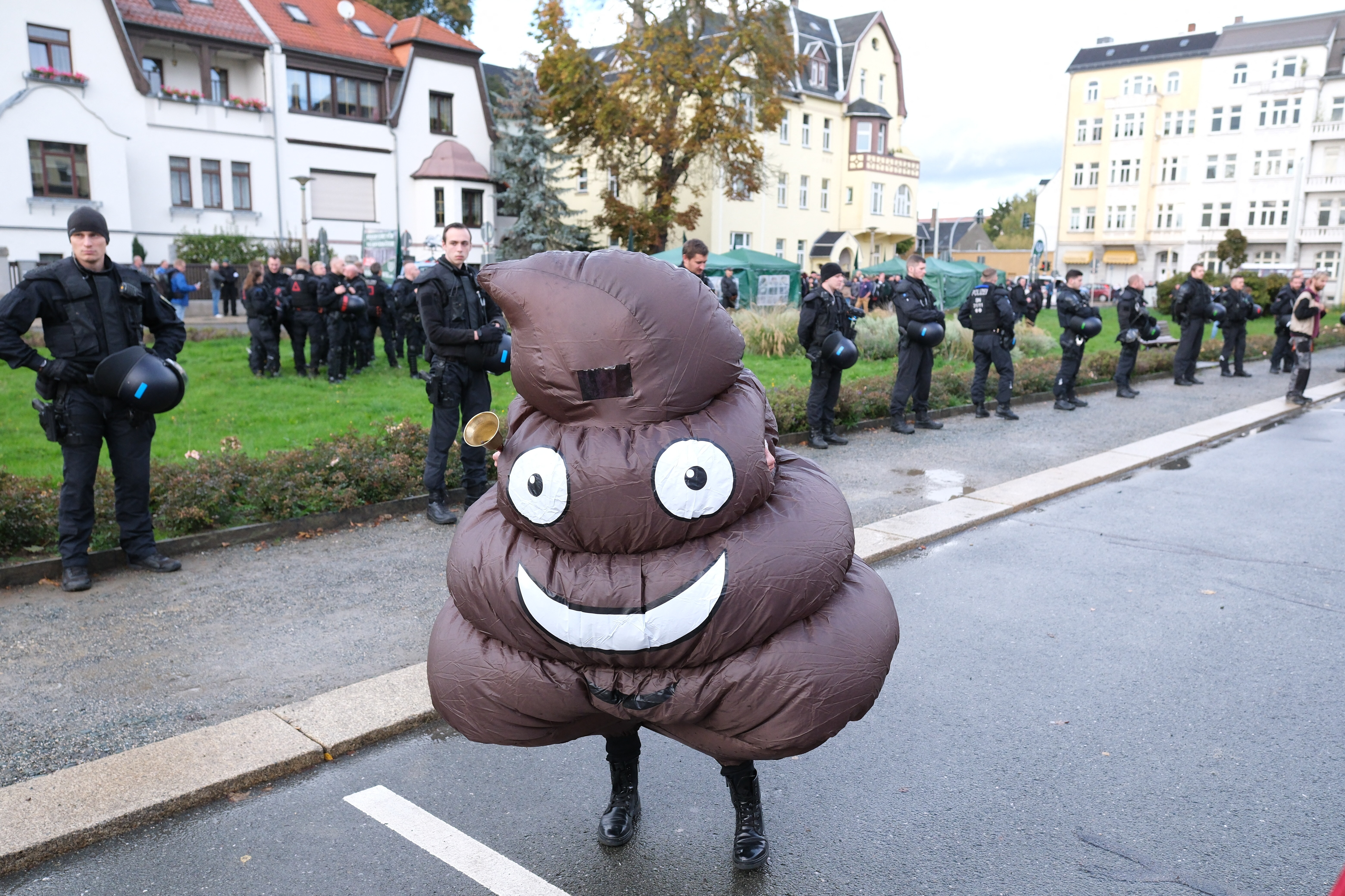 Come siamo passati dal maestro Manzi a TikTok. Guida alla 'merdificazione' dei contenuti