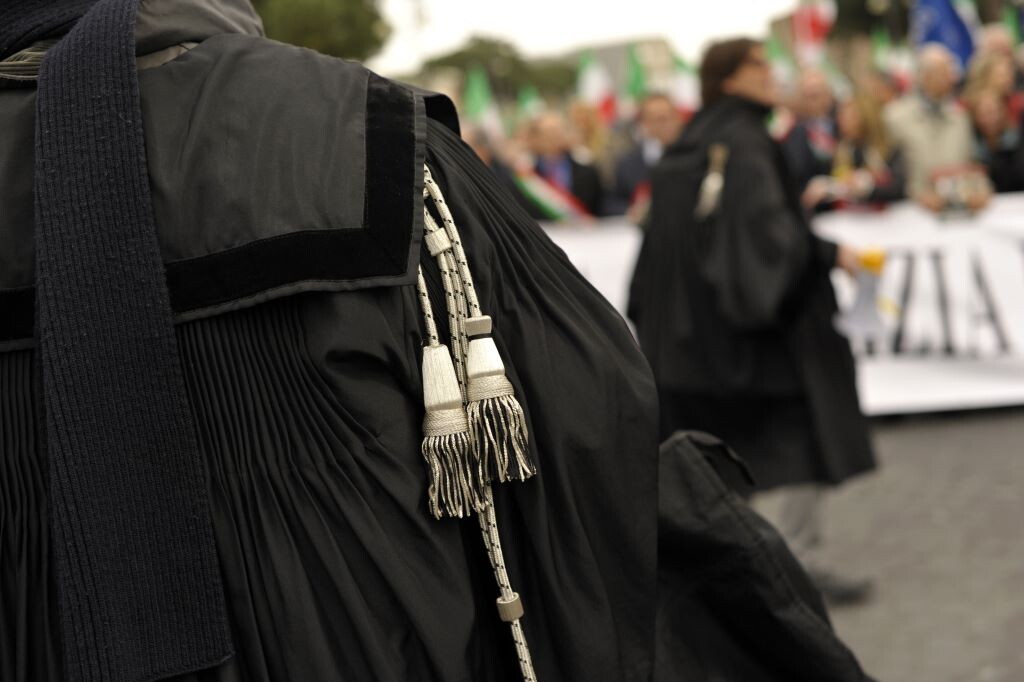 "Troppe pressioni", l'avvocato della famiglia che vive nel bosco rinuncia all'incarico. No...