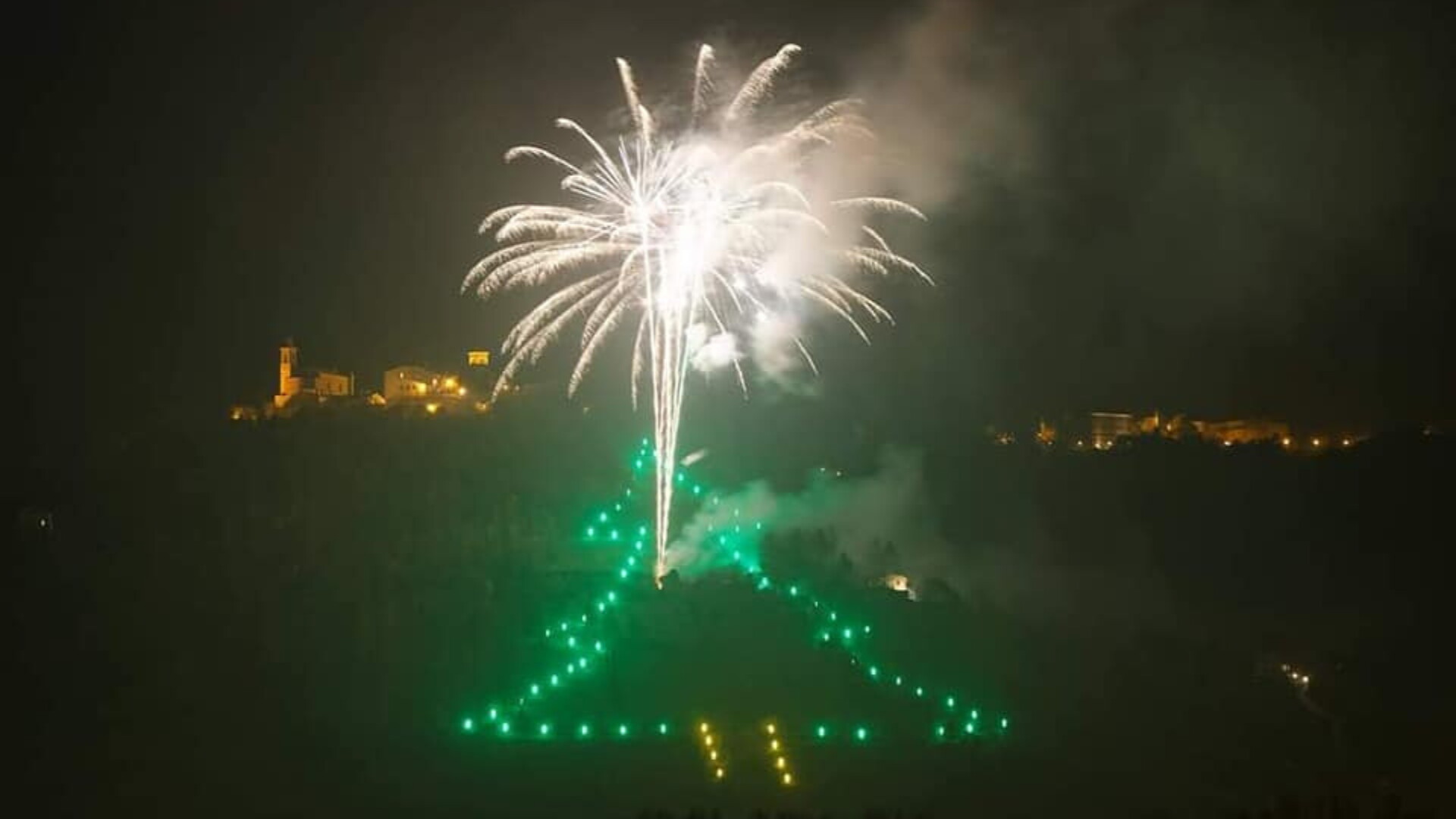 Si accende l'albero di Castelbellino: il più grande delle Marche