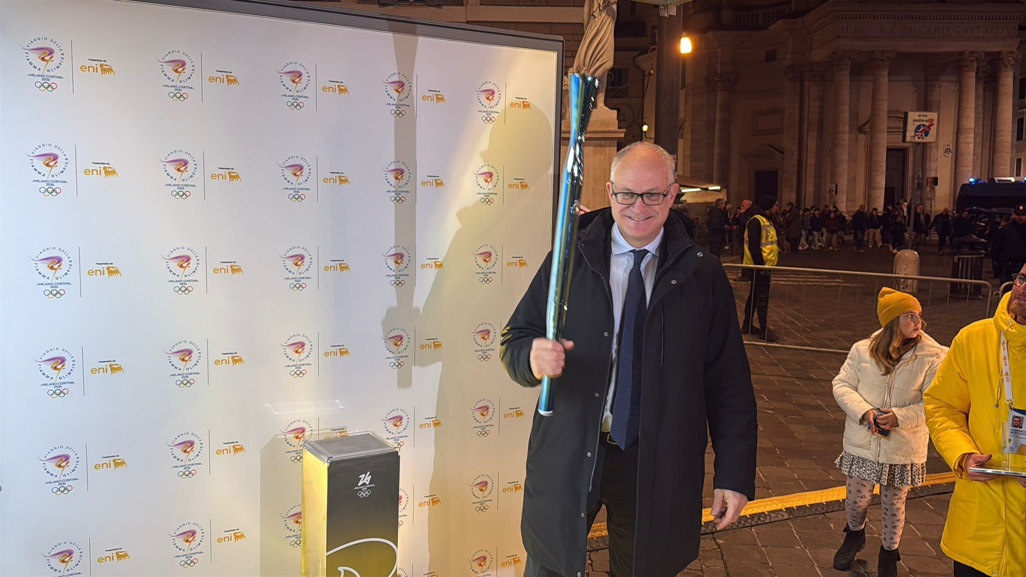Il sindaco Gualtieri con la torcia, in migliaia a Roma per il viaggio della Fiamma Olimpica