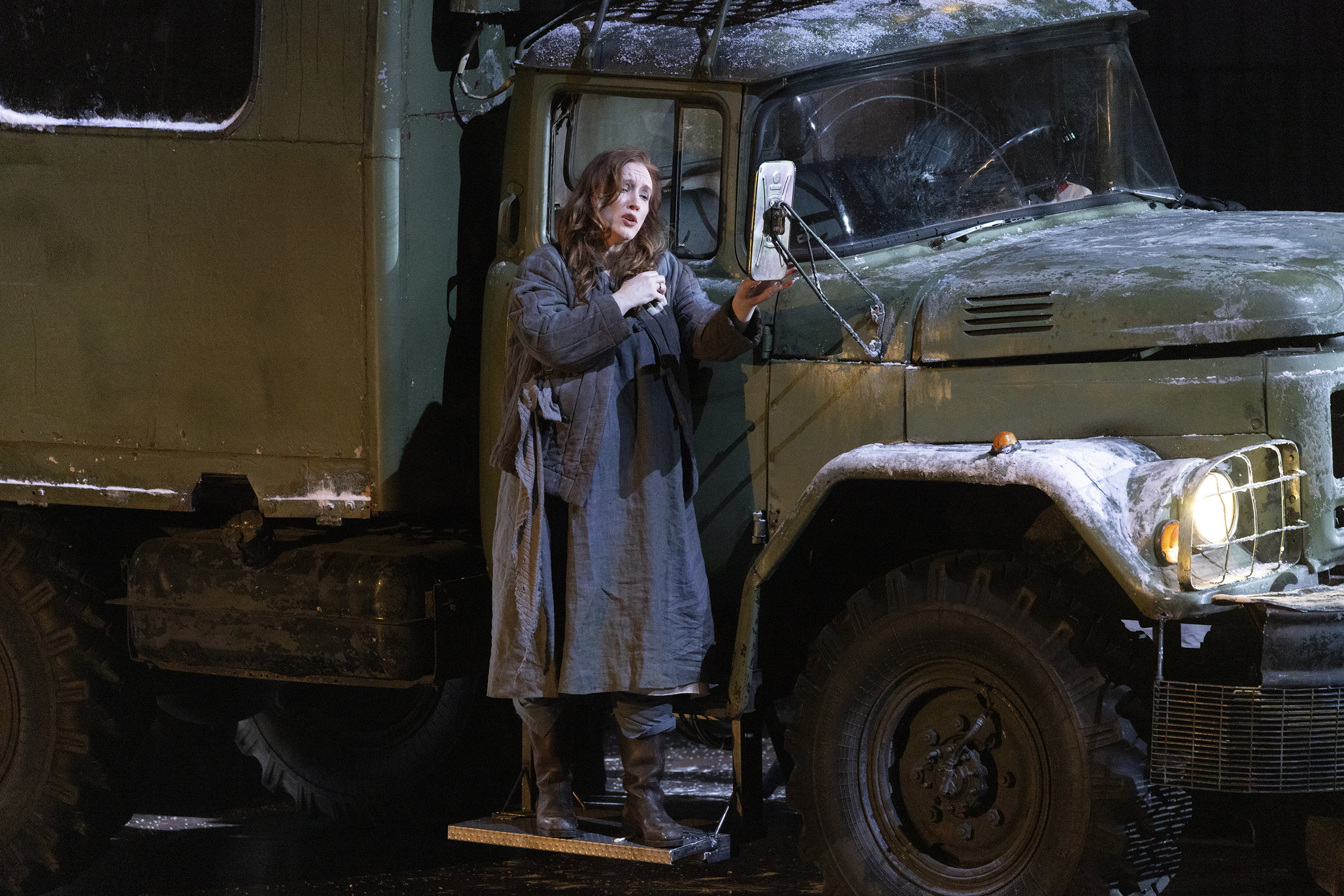 Lady Macbeth tra eros, violenza e torce umane scuote la Scala: 11 minuti di applausi