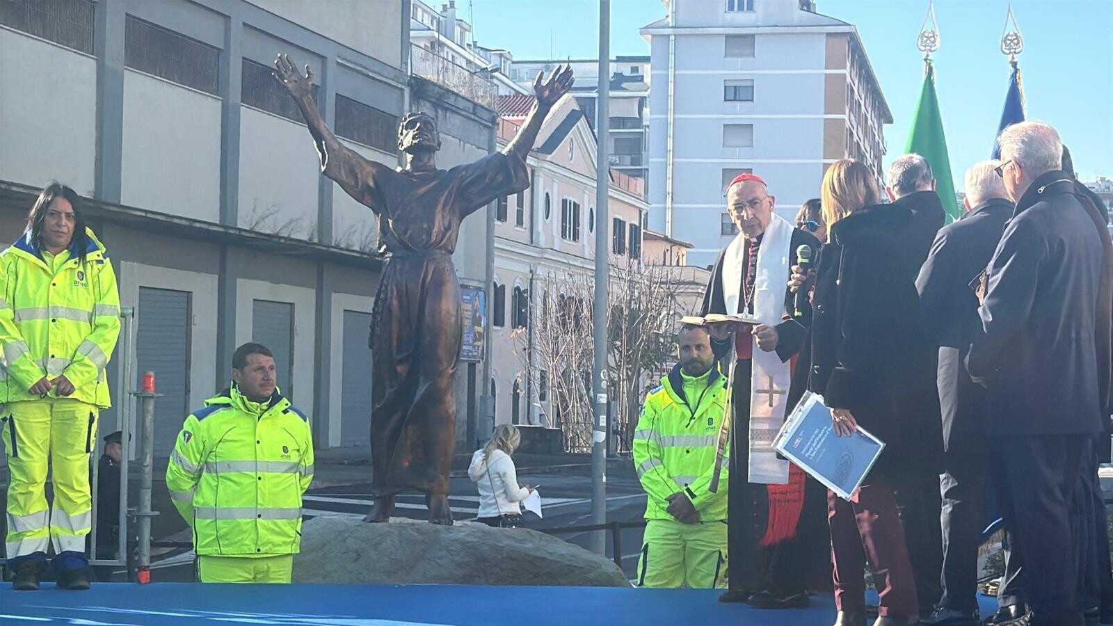 Intitolato a San Francesco il ponte dell'Industria. Chi è l'autore della statua
