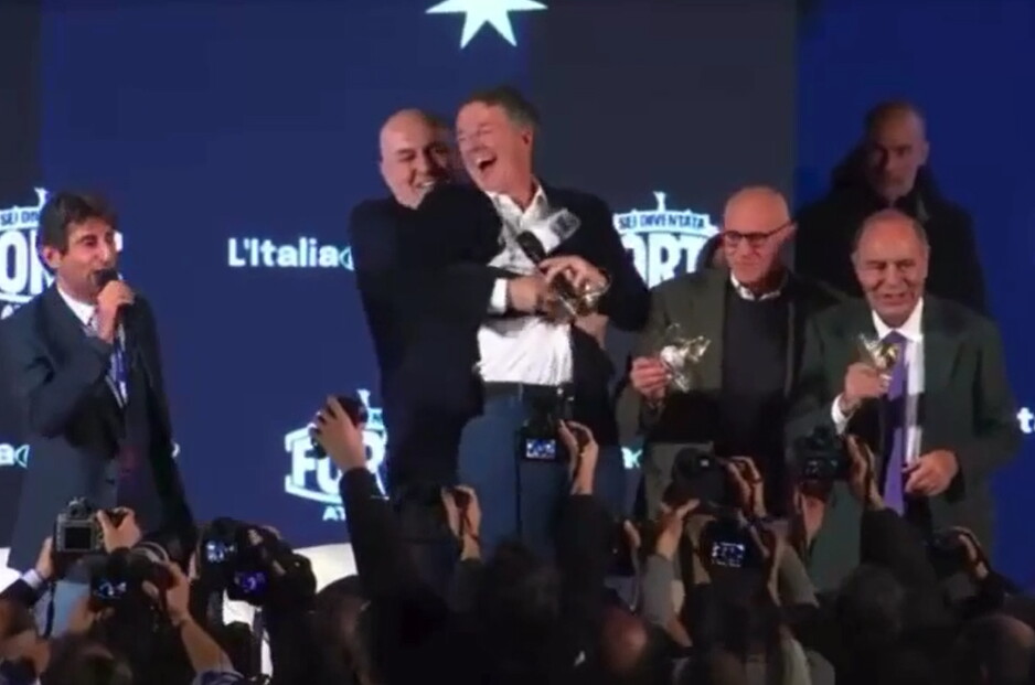 Simpatico siparietto ad Atreju: Crosetto scherzosamente prova a portare via 'di peso' Renzi