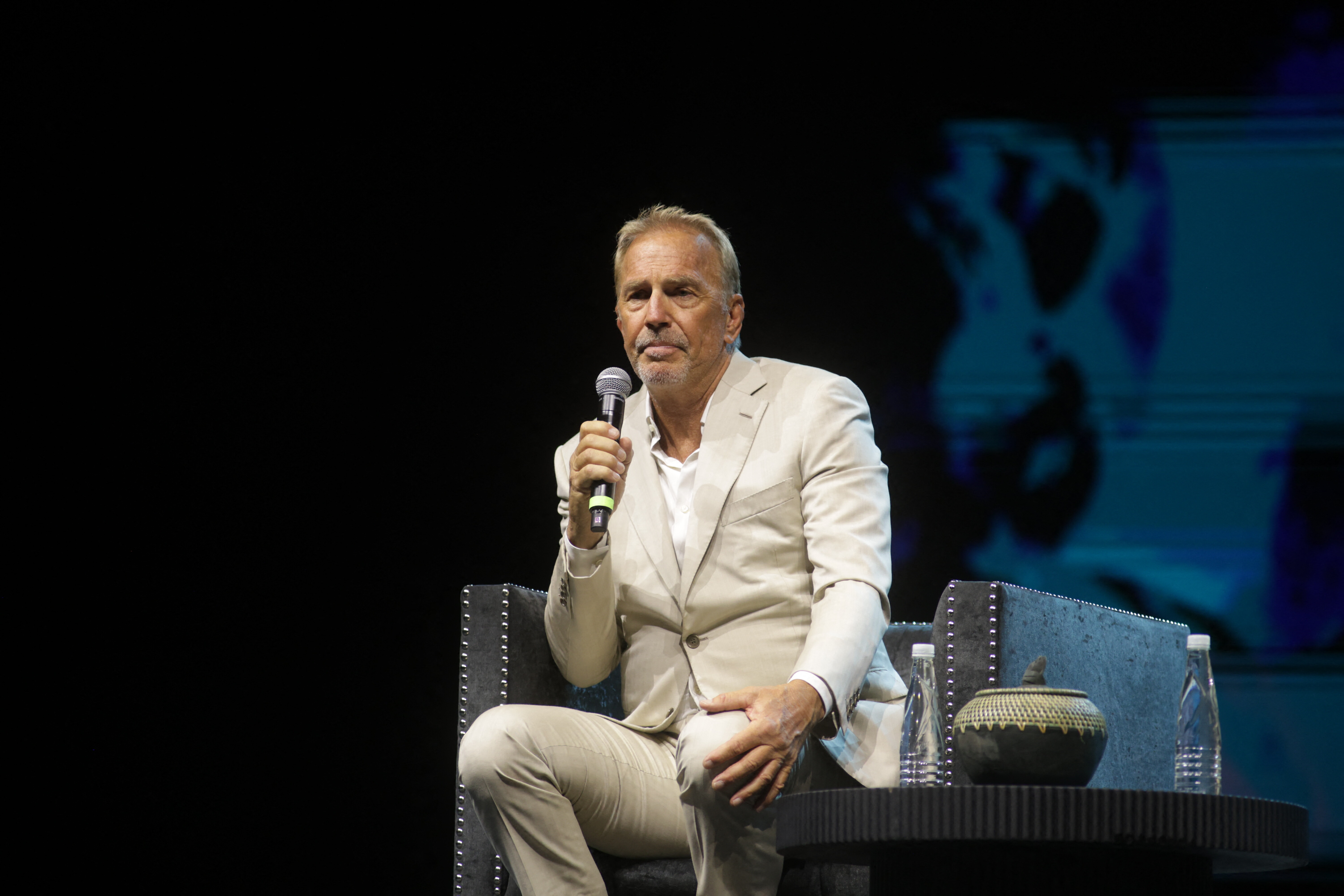 Guai per Kevin Costner: "debito di 440mila dollari per i costumi della sua serie"