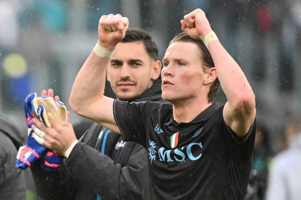 Il Napoli batte la Lazio 2-0 all’Olimpico e vola al secondo posto