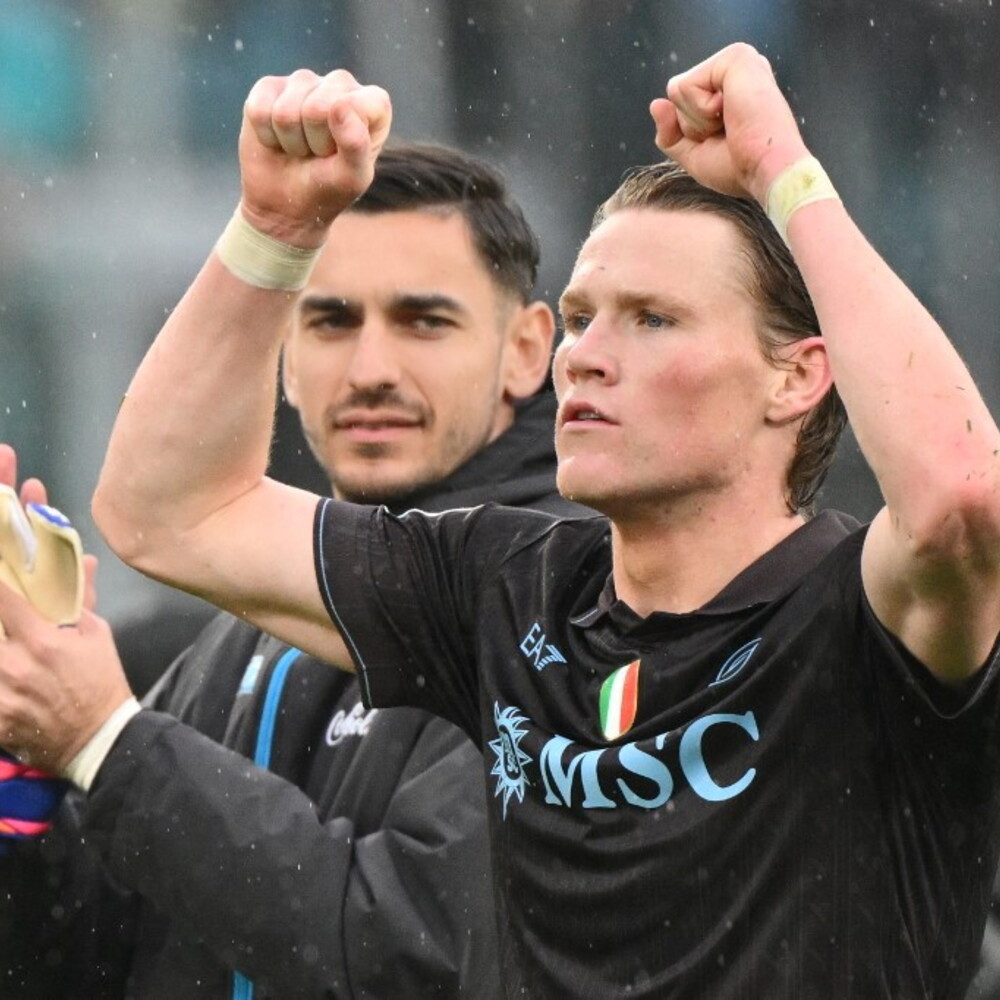 Napoli beat Lazio 2-0 at the Olimpico and continue their championship race