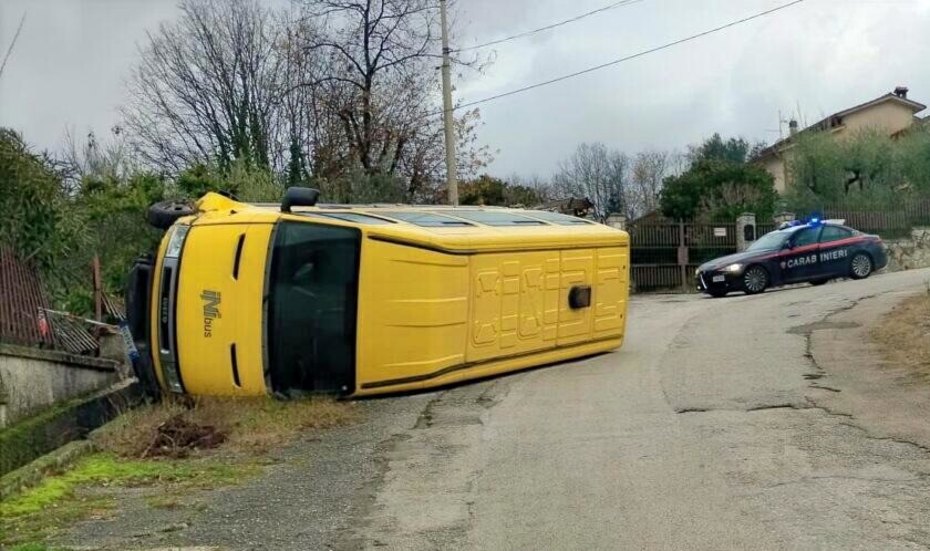 Scuolabus esce di strada e si ribalta, feriti l'autista e un minore