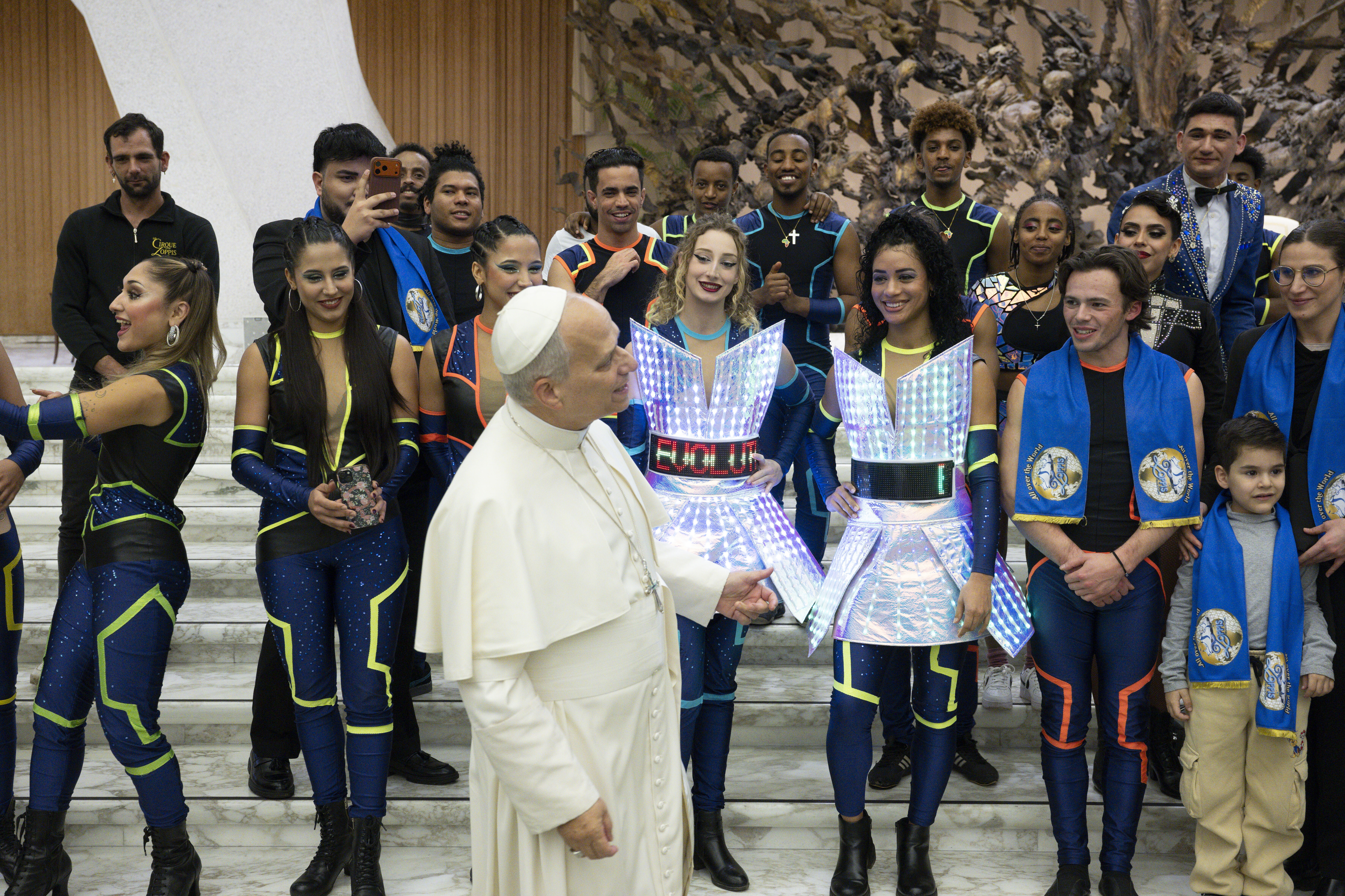 Il circo del futuro in Vaticano. Il Papa: "Date felicità al mondo"
