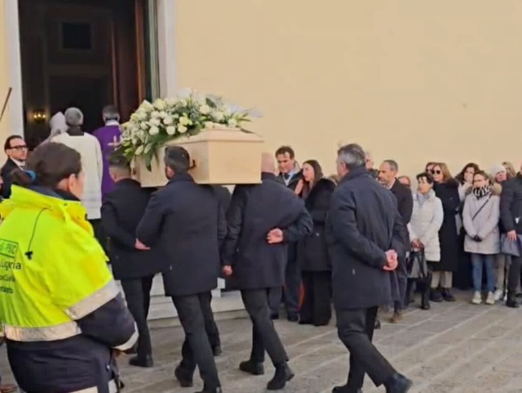 Crans Montana, a Genova l'ultimo saluto a Emanuele Galeppini