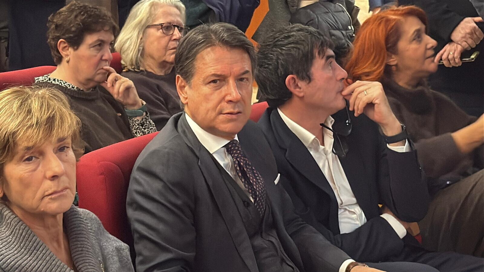 Opposizioni all’attacco di Meloni: “Fallimento su esteri e governo”