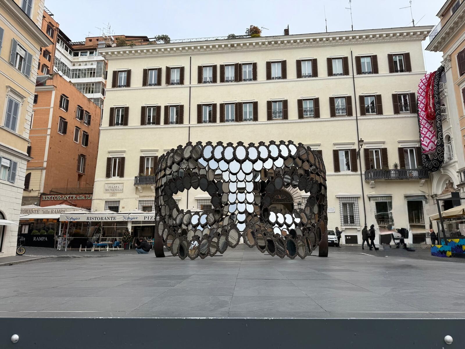 Il trionfo della donna, le creazioni di Valentino sposano l'arte di Joana