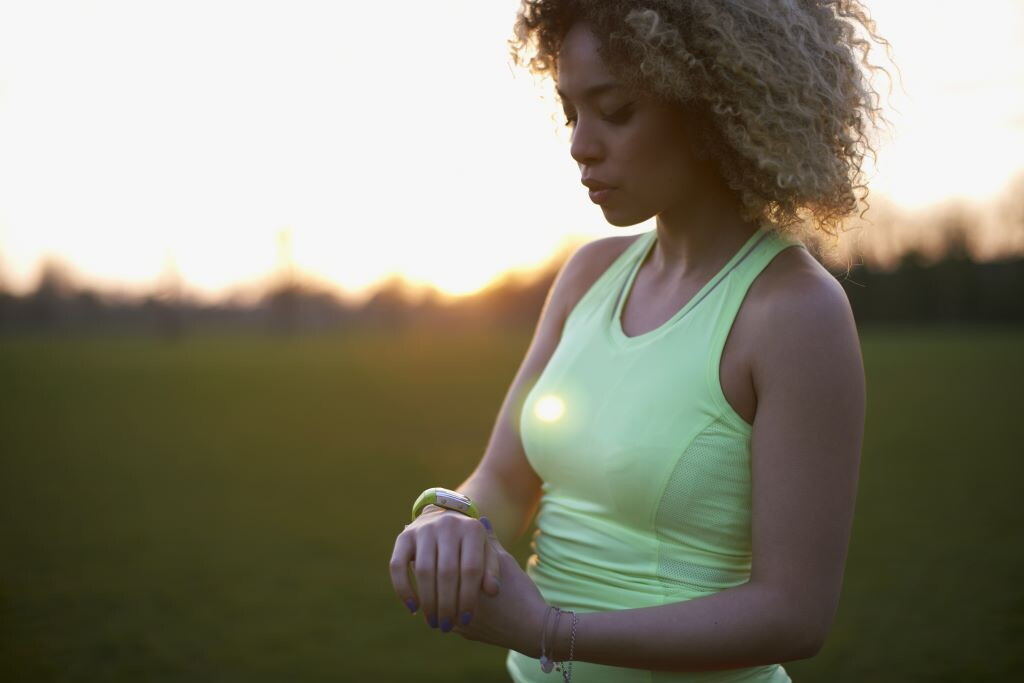 Cinque minuti di attività fisica e 30 in meno seduti. La ricetta per vivere più a lungo