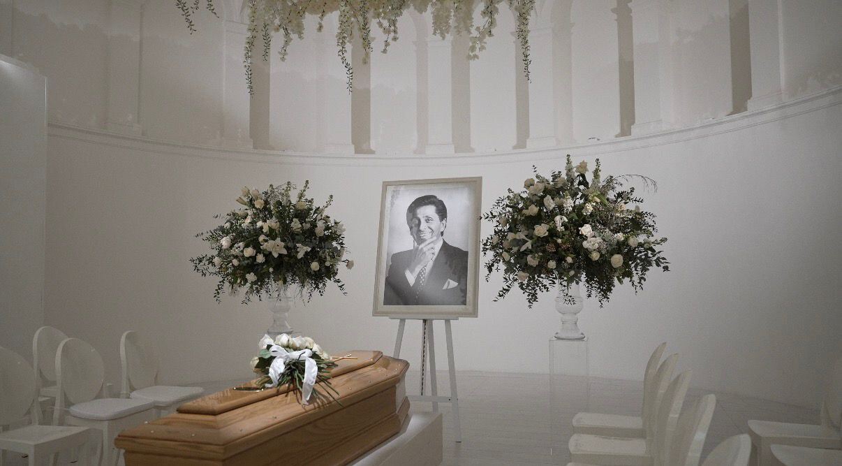 L'ultimo omaggio a Valentino, aperta la camera ardente. Alessandro Michele: "Un'eredità im...