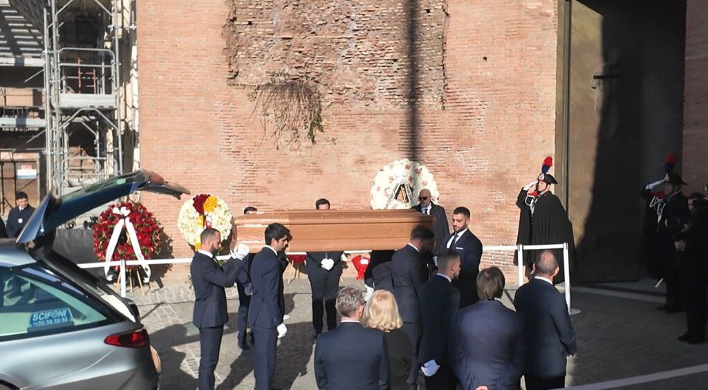 Rose bianche e la musica di Mozart per l'ultimo saluto a Valentino. "Grazie per aver creat...