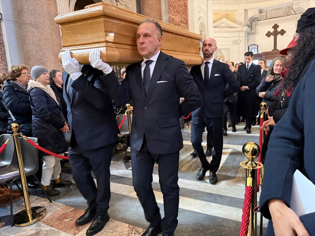 Il Requiem di Mozart accoglie il feretro di Valentino a Santa Maria degli Angeli