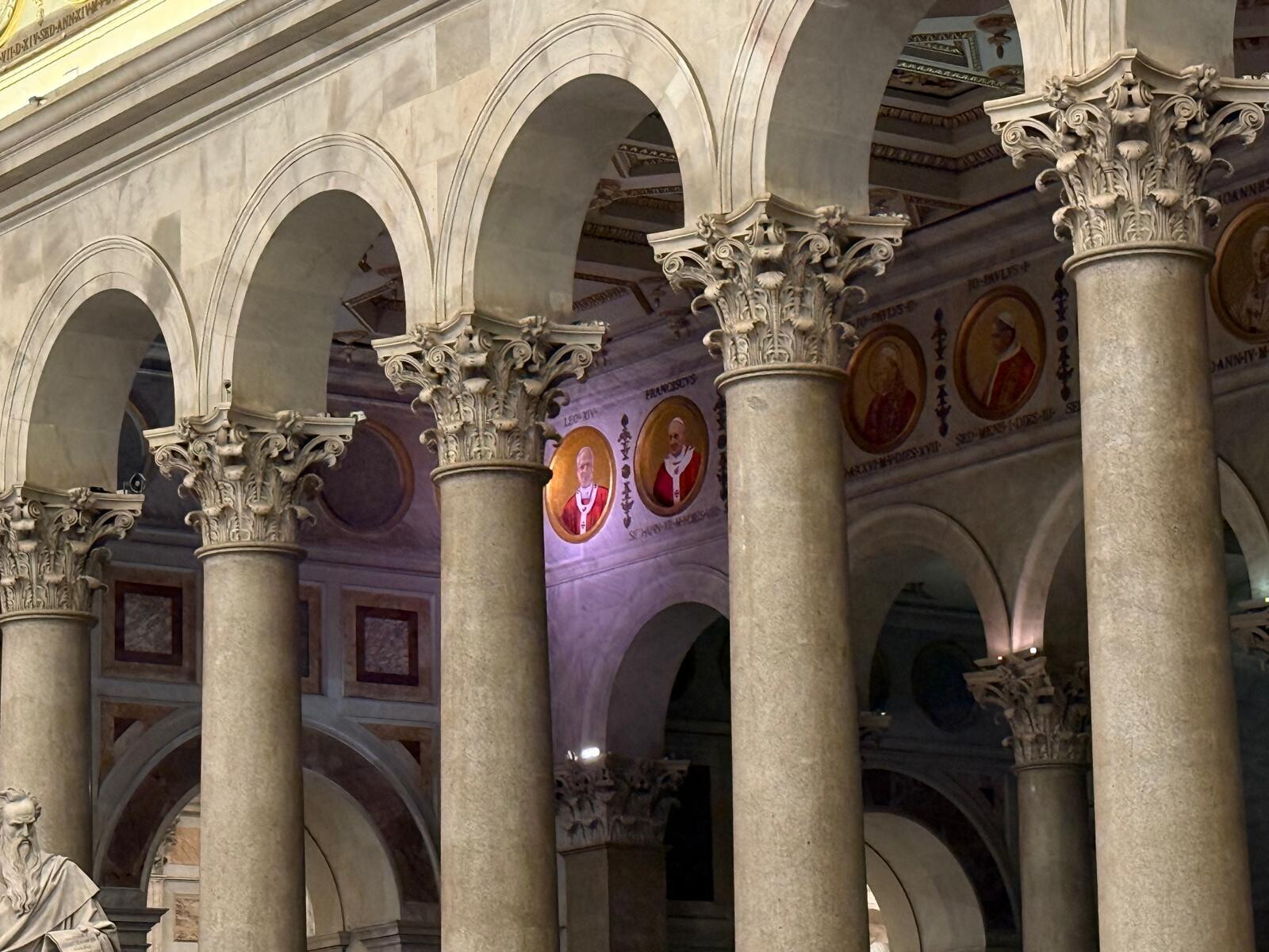 Accesa la luce sul tondo di Papa Leone XIV