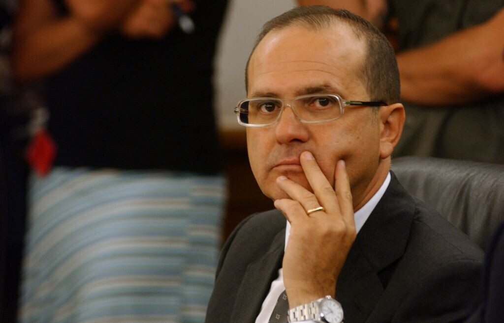 La morte dei genitori di Claudio Carlomagno: la procura indaga per istigazione al suicidio