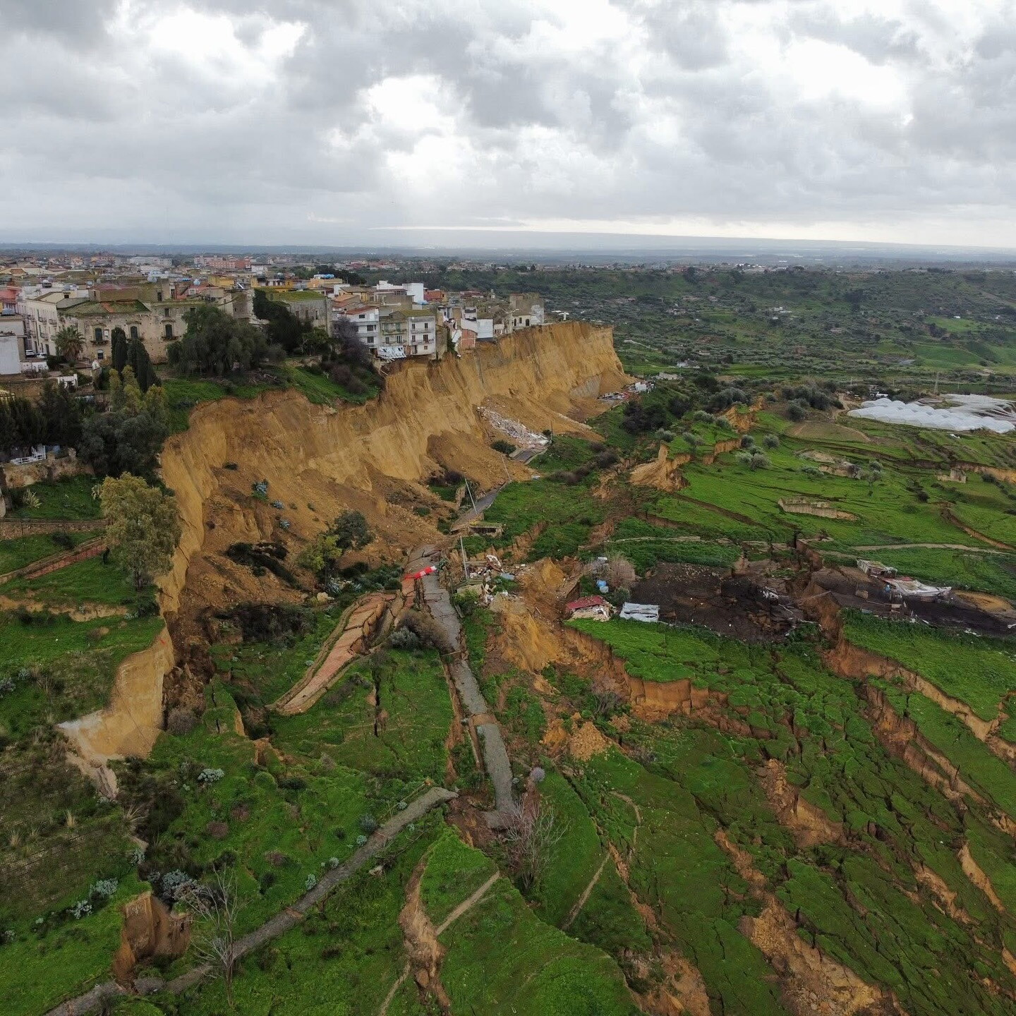 Meloni, sopralluogo a Niscemi. La procura di Gela indaga per disastro colposo