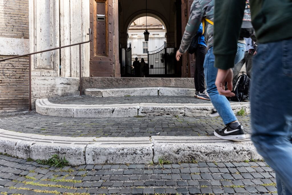 "In arrivo i metal-detector nelle scuole". Valditara: "I presidi potranno richiederli al Prefetto"