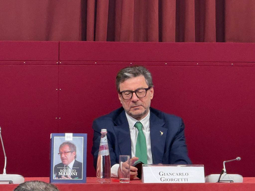 Giorgetti in 'divisa di ordinanza' ricorda Il Bobo