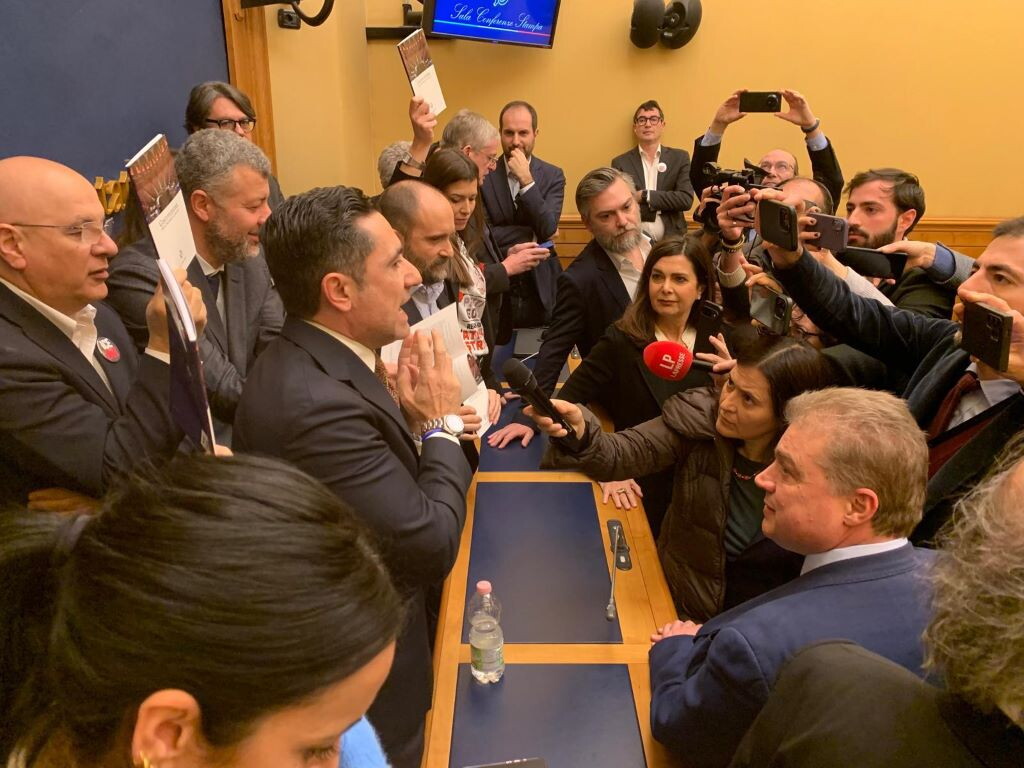 Le opposizioni contro Casapund alla Camera occupano la sala stampa, annullate tutte le conferenze