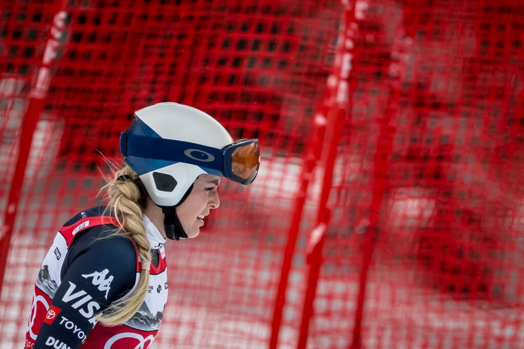 Crans-Montana, la discesa annullata dopo 6 cadute, ansia per Lindsey Vonn